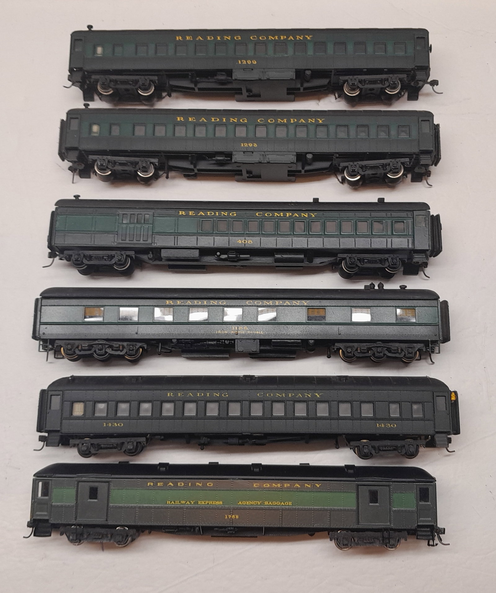 HO Scale Reading Company Passenger Cars (6) (1 of 3)