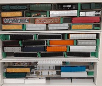 HO Scale MEC DCC Diesel + 3 trays of cars