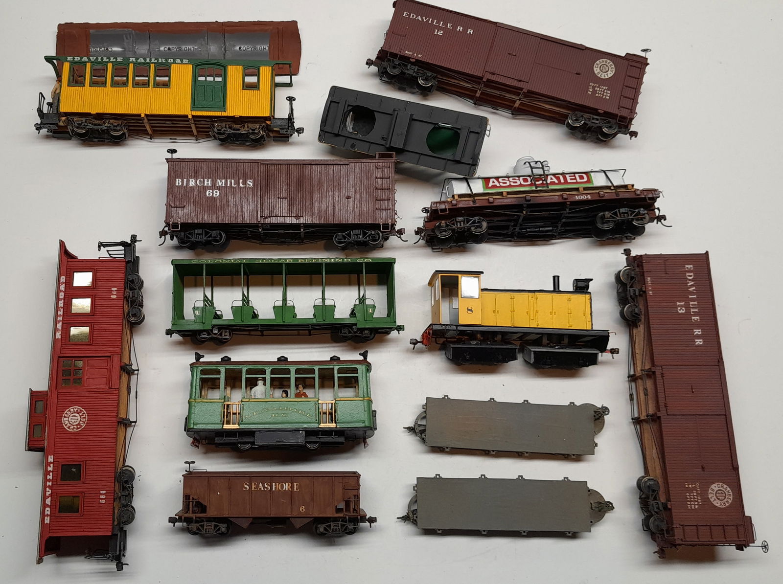 On2 Mixed Roads with one On3  Cars + Powered Seashore (12) (1 of 1)