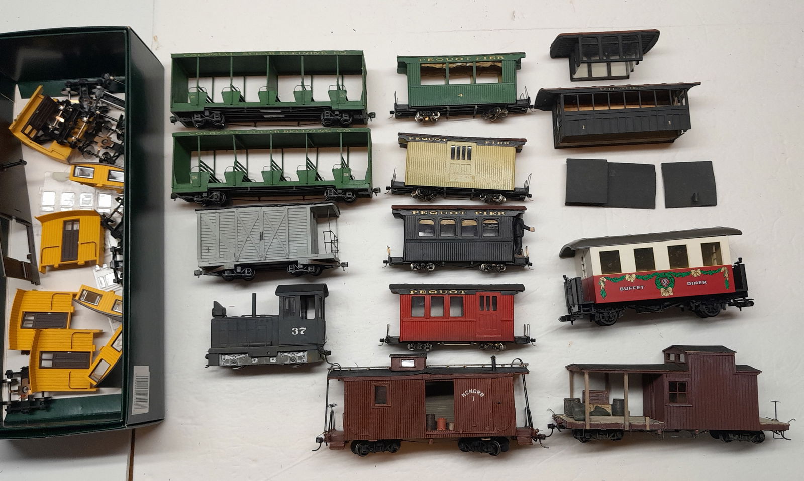 On2, On3 Group - 1 loco, rolling stock + parts (1 of 2)