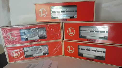 Lionel Santa Fe Surfliner Passenger Cars 2+1+1+1 = 5