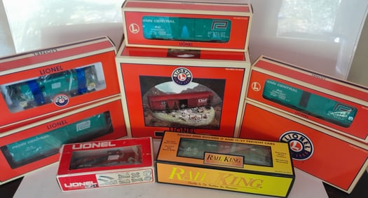 Lionel O gauge Penn Central Freight Cars & 2 Cabooses =