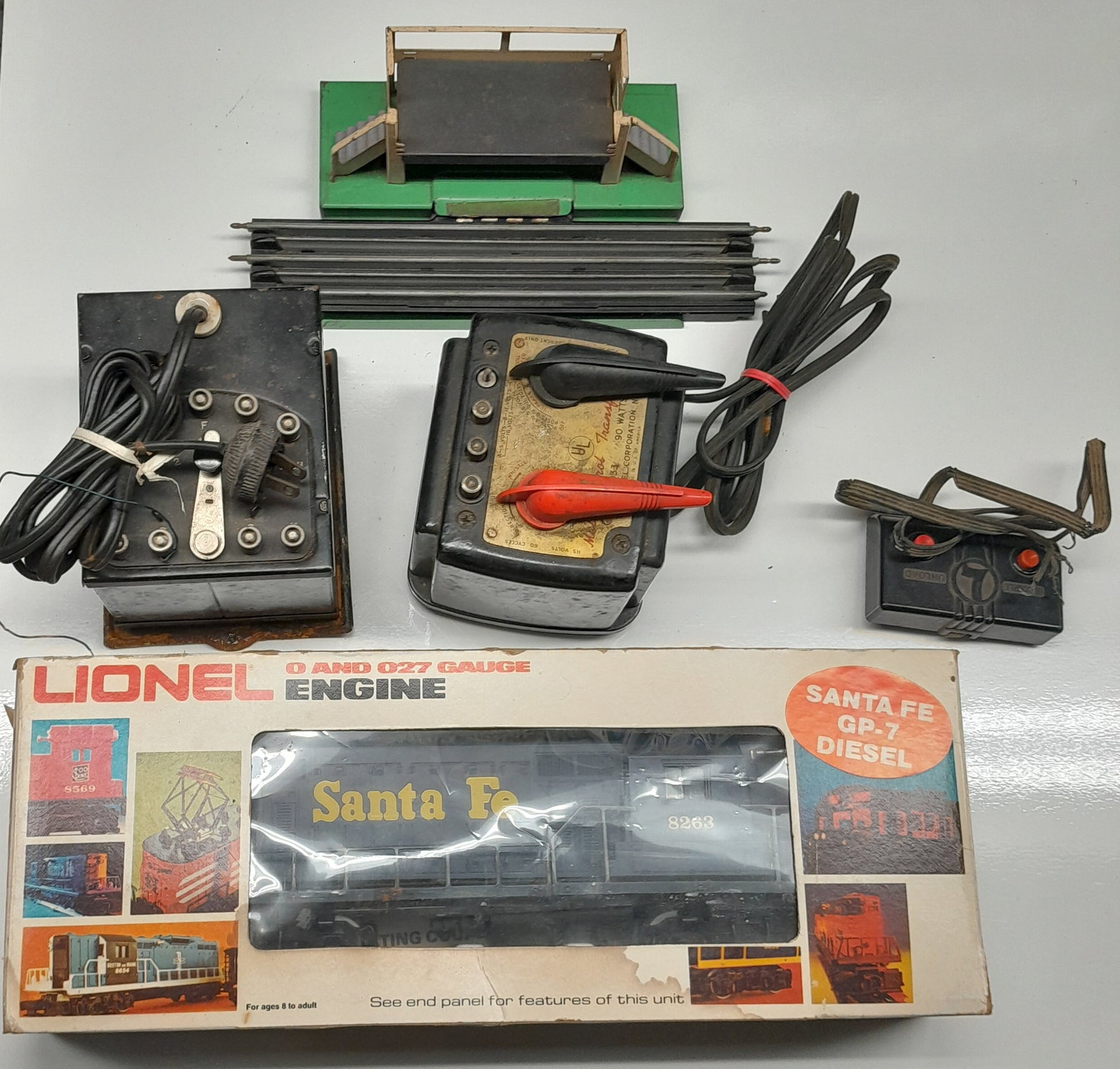 Lionel GP-7 Santa Fe Diesel Locomotive 6-8263 & more (1 of 2)