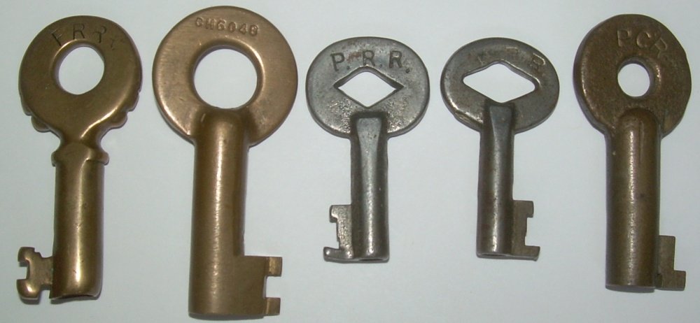 5 PRR & Penn Central Brass Switch Keys: 5 Pennsylvania Railroad and Penn Central Switch style keys. The first is a very nice PRR "Knobby" style made by Fraim (Keystone logo), Followed by a later PRR or PCRR big head with CHxxxx on one side.