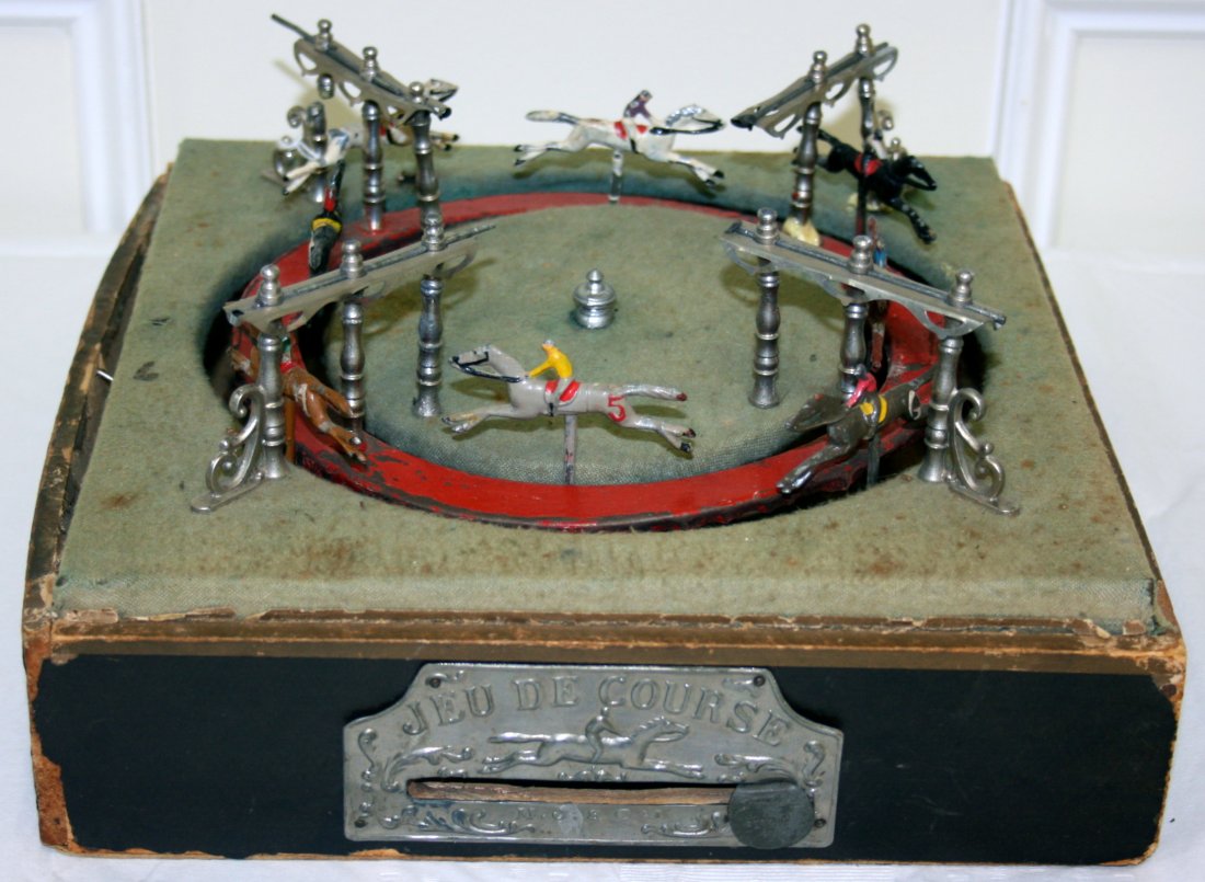 Jeu De Course, Horse toy racing game: toy Horse racing game. In original box. Paint is good on horses. Felt is showing signs of wear. One post has been repaired. box top is coming apart in places.