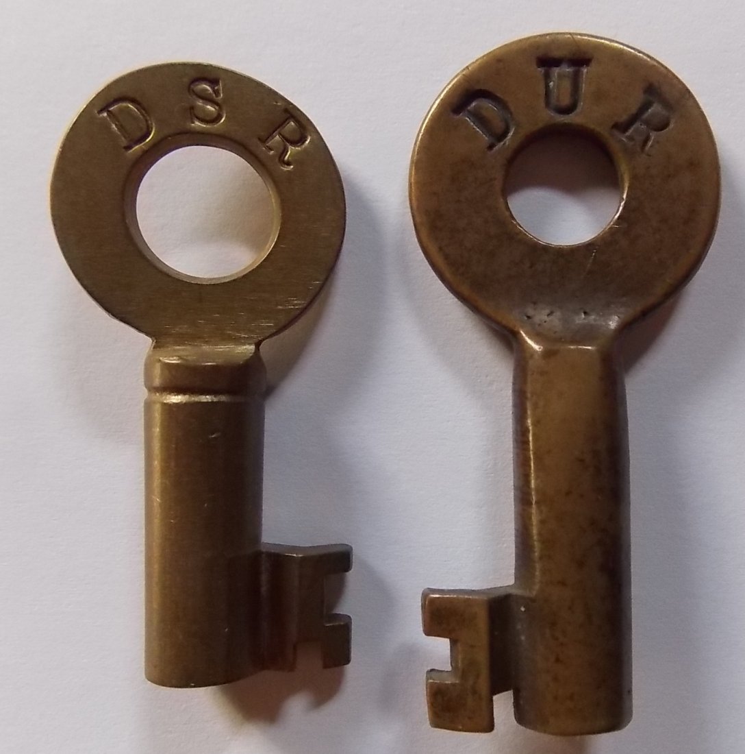 Brass Keys from Detroit Electric Lines (2): 2 brass witch keys from Detroit, Michigan: (1) DSR Detroit Street Railway â€“ ringed barrel with "226" on reverse (2) DUR Detroit United Railway â€“ very nice markings KL&L diagram page 224 