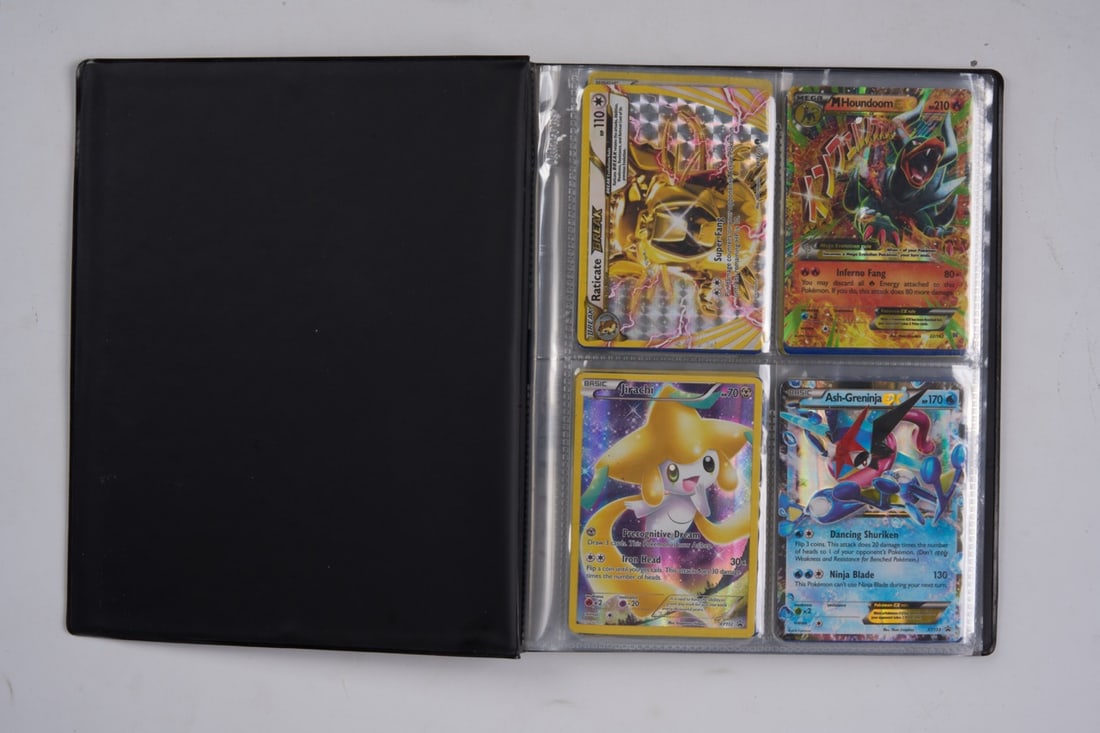 Mixed Collection - Vintage + Modern: This 4 pocket binder from Black & White features x34 holos from across the Pokemon TCG. Conditions are varied, with many in the HP and Damaged range, however the front surface for most cards looks goo