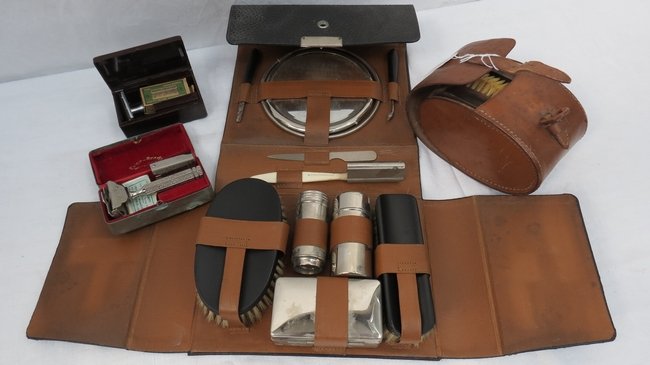 A mid 20th Century gentleman's travelling set, comprisi: A mid 20th Century gentleman's travelling set, comprising mirror, brushes and shaving accoutrements, 21cm wide, together with a twin brush set, and two boxed razors.