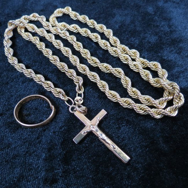 A 9ct gold crucifix mounted on a rope twist chain, toge: A 9ct gold crucifix mounted on a rope twist chain, together with a wedding band (cut), 20g.