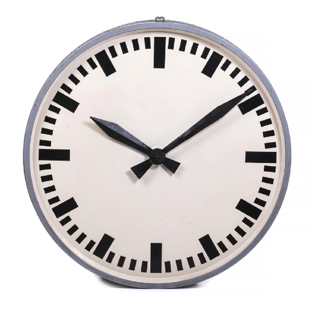 Large wall clock: German, c. 1960, industrial, in lacquered metal. Signs of wear. Dim.: 112 cm.