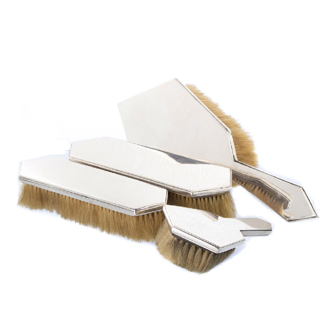 Set of Art Deco silver brushes: 833 boar II assay marking (1887-1937) Portuguese silver, four brushes plus two suit ones, with a geometrical decoration, signs of wear. Dim.: 13 to 18.5 cm.