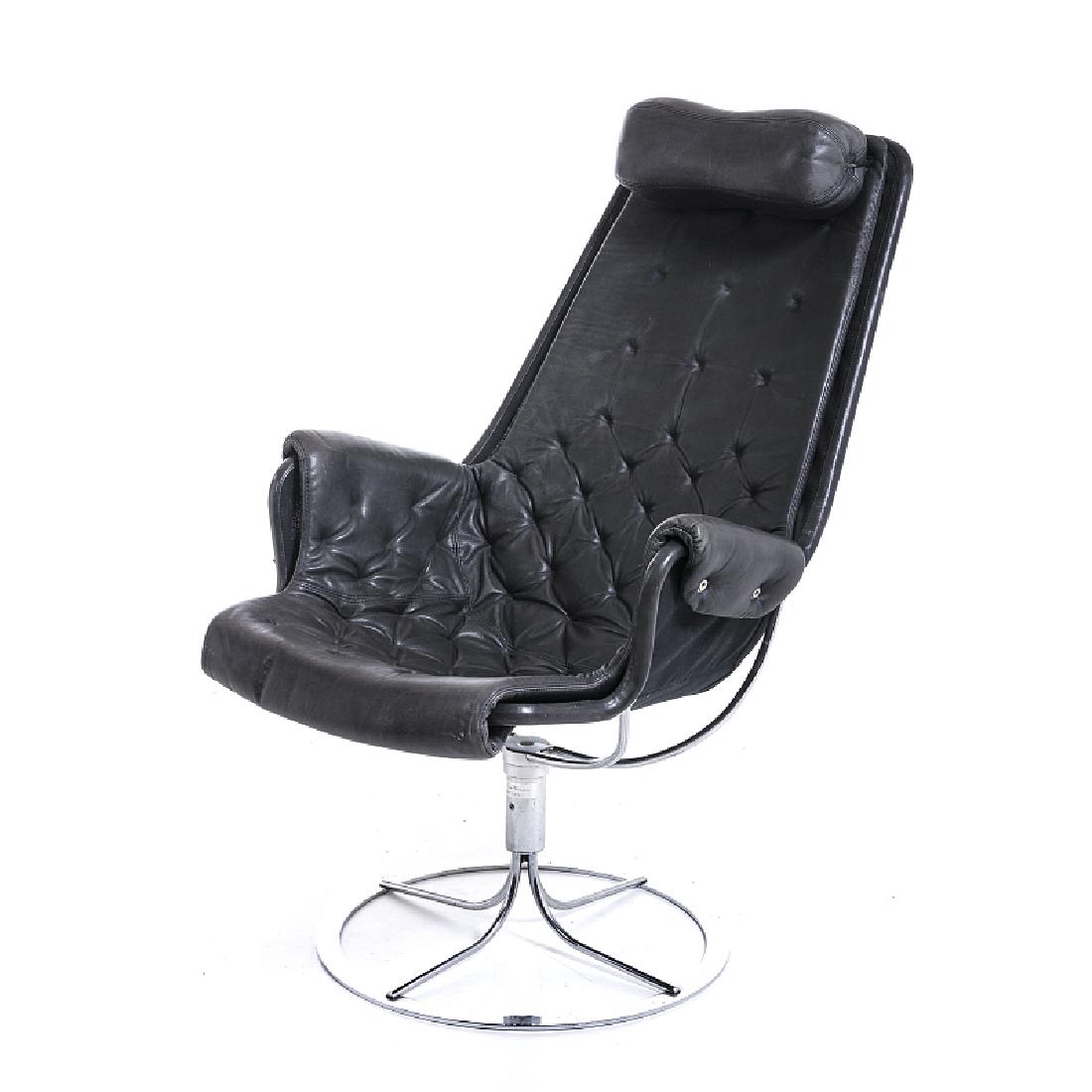BRUNO MATHSSON (1907-1988) - Jetson armchair: Sweden, c. 1980, design from 1969 for Dux, Sweden. Tubular structure in chrome steel, rotating seat, removable upholstery in quilted leather. Marked. Signs of wear. Dim.: 98x65x70 cm.