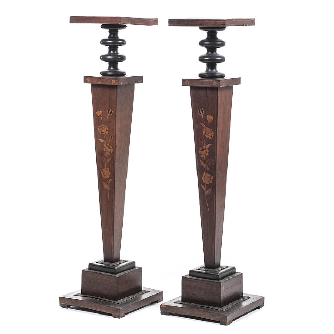 Pair of romantic columns: Portuguese, 19th century, in turned, carved mahogany, "flowers" marquetry in various woods. Signs of wear, slight defects. Dim.: 114.5 cm.