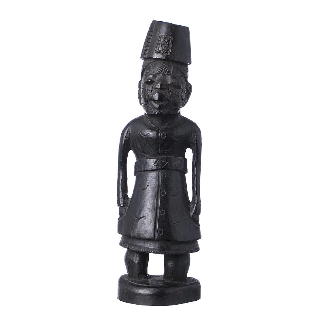 MAKONDE - Figure of a military man: MAKONDE - Figure of a military man Mozambique, 20th century, an ebony sculpture depicting a masculine figure. Wear patina. Dim.: 28 cm.