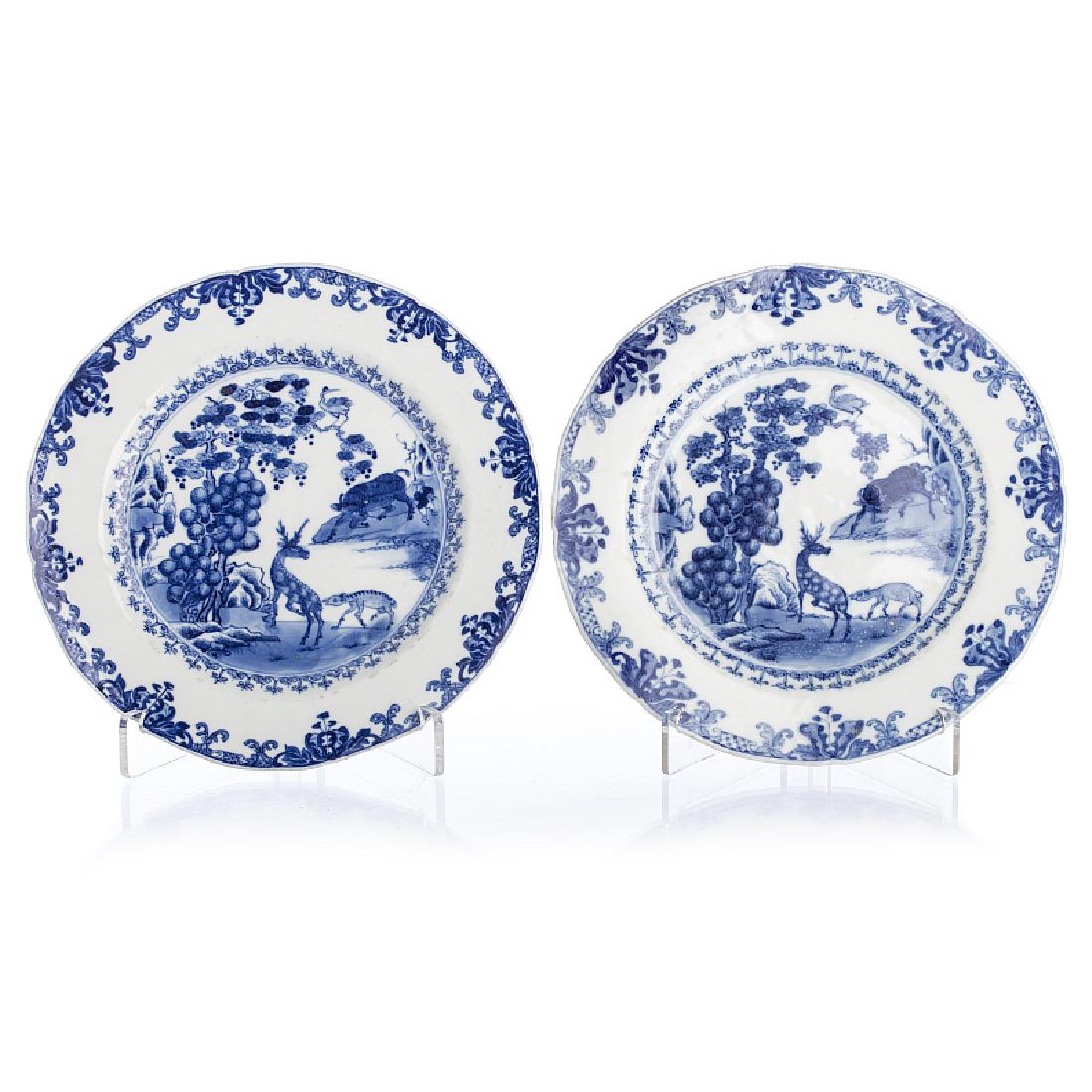 Pair of plates with deer Yongzheng / Qianlong: Pair of plates with deer Yongzheng / Qianlong Porcelain from China, 18th Century, period Yongzheng / Qianlong, the scalloped edge, decorated in blue under the glaze. Dim.: 23cm.