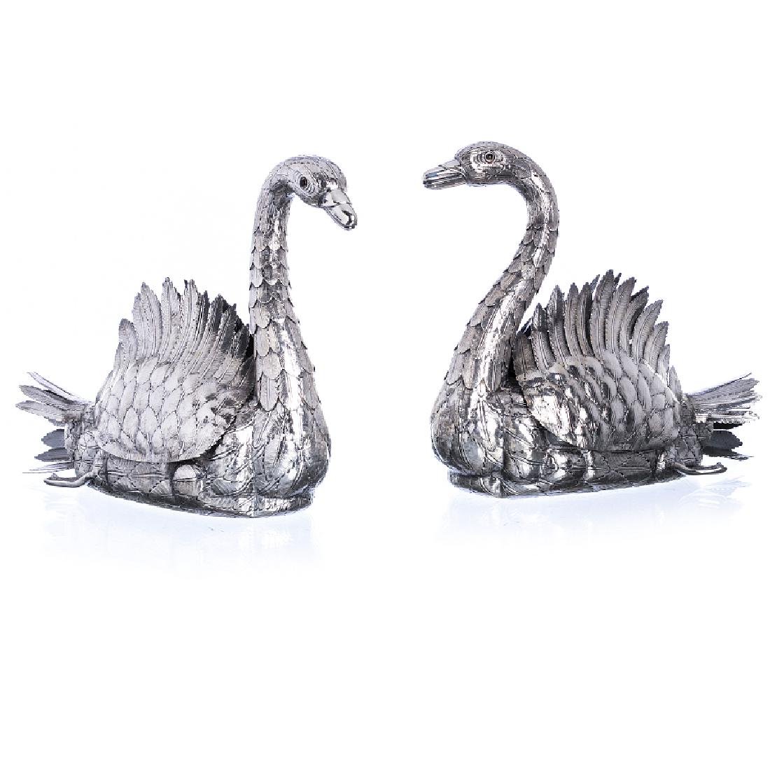 LUIZ FERREIRA (1909-1994) - Pair of silver Swan: Portuguese silver, eagle 833 assay mark (1938-1984), goldsmith Delmar Gomes Pinheiro (1945-1981), marked David Ferreira, relieved and scalloped decoration, articulated neck and wings, glass eyes. Appr