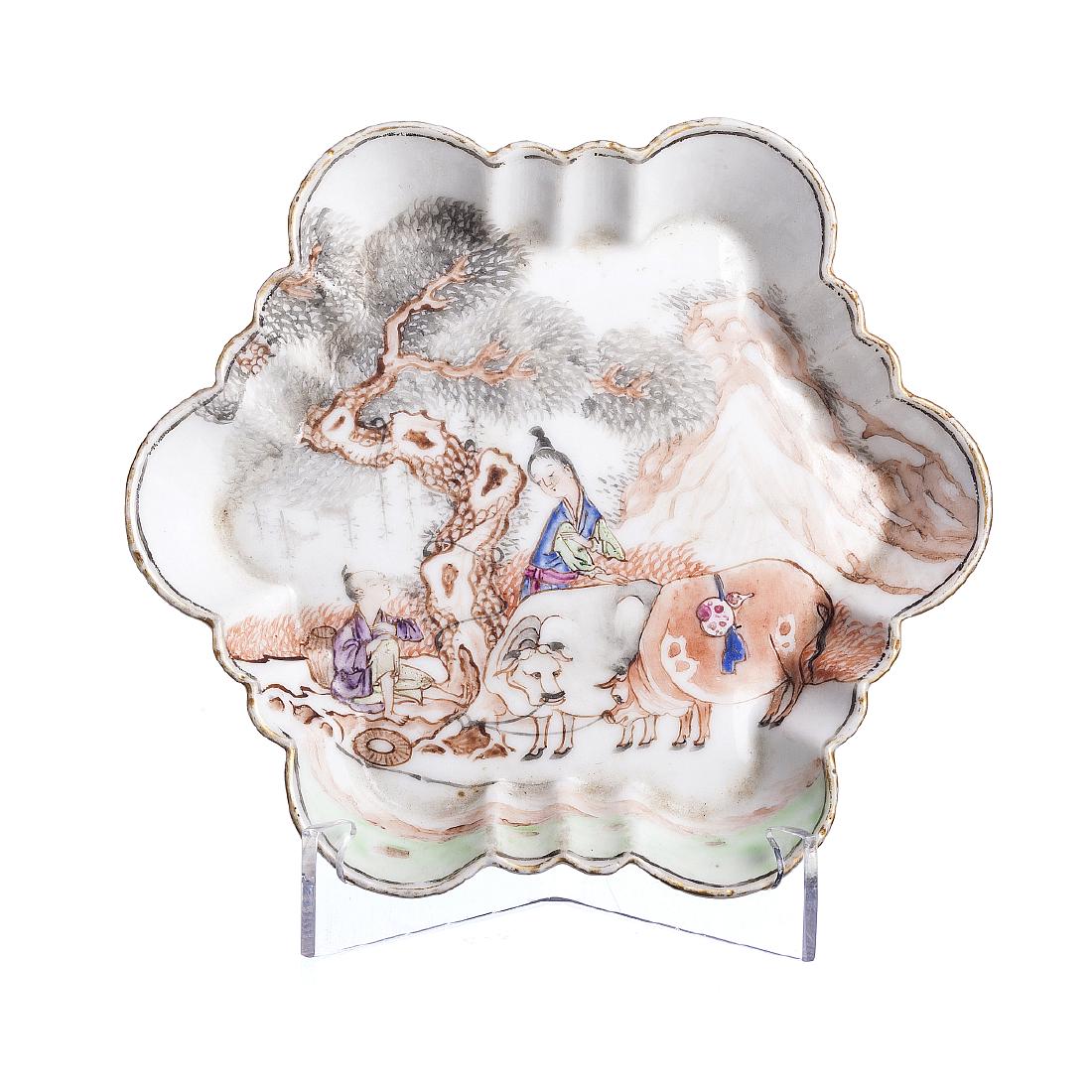 Presentoir 'figures with cattle' in Chinese porcelain,: China, Qianlong period, gummed cove, polychrome decoration and gold with figures and livestock in outdoor scene. Dim .: 13.7cm.