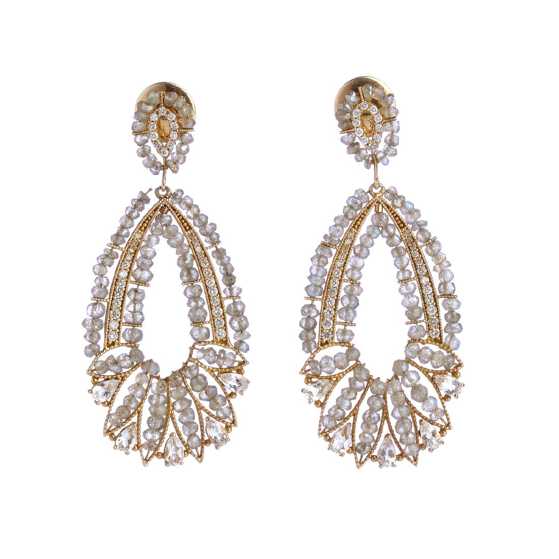 DRYZUN â€” Earrings in gold with diamonds, topazes,: Yellow gold, 750, with 68 round brilliant cut diamonds, clarity SI-P, colour G-I, with an estimated weight of 0.80 ct, with topazes, a quartz, and labradorites. Total weight: 17.3 g. Dim.: 6.1x2.7 cm.