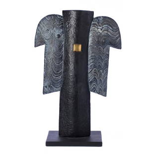 ANTOINE DE VINCK (1924-1992) - 'Trophée': Bélgica, c.1990, monocrome and gold stoneware sculpture, with stand and wood. Marked. Dim.:45,5cm.
