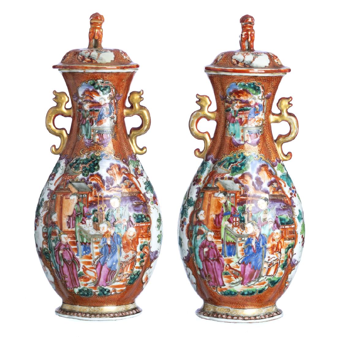 Pair of amphoras with lid in Chinese porcelain,