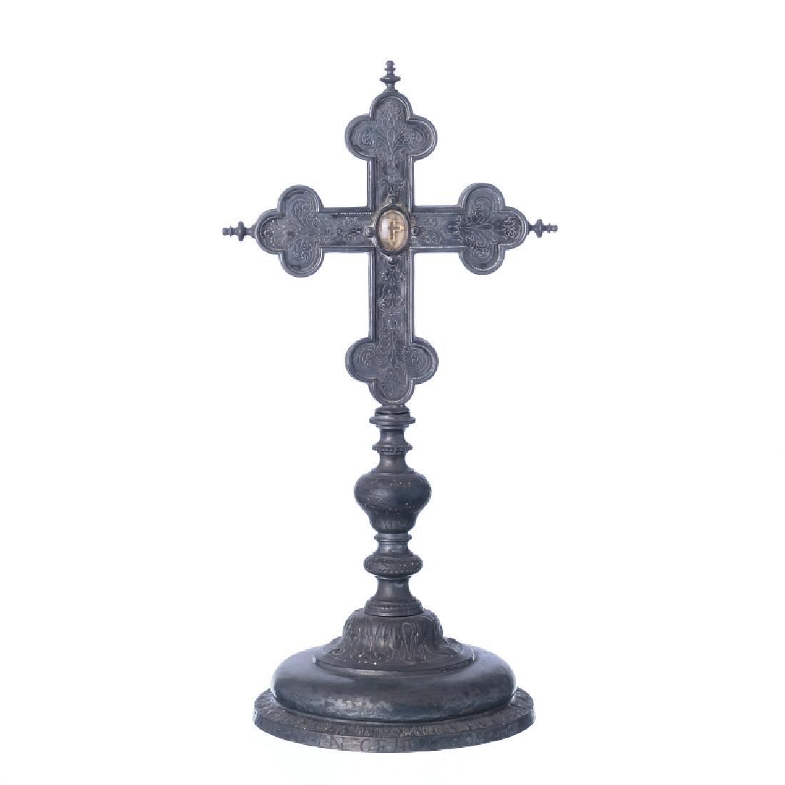 Cross reliquary in tin: Portugal or Spain, 17th century, pewter, vegetable decoration, trilobed cross with reliquary, inscriptions engraved in the base, dated 1725. Signum crucis eritin celo moss en martin pastor ano 1725. D