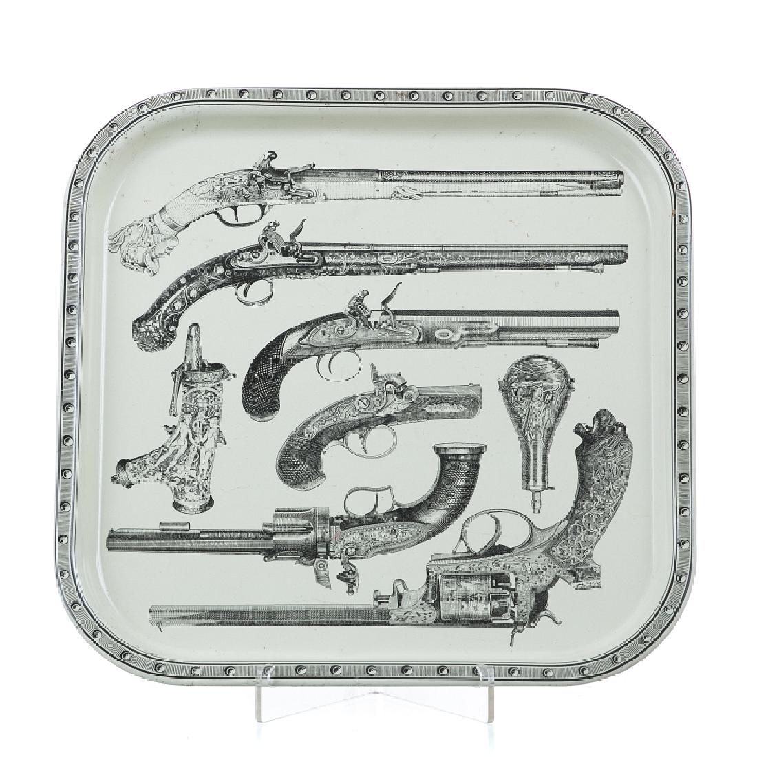 PIERO FORNASETTI (1913-1988) - Pistols Tray: PIERO FORNASETTI (1913-1988) - Pistols Tray Tray printed in sheet metal, c.1970. Signs of use. Dim .: 33x33cm.