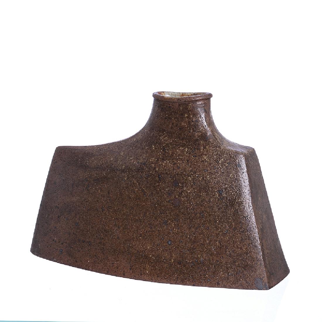 SAINT AMAND EN PUISAYE - Trapeze stoneware vase: SAINT AMAND EN PUISAYE - Trapeze stoneware vase France, c.1960, Saint-Amand-en-Puisaye, geometrical form, signed and marked jar. Dim.:33cm.
