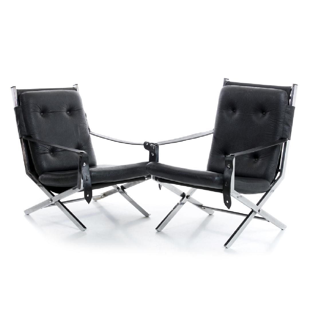 JACQUES CHARPENTIER (1918-1986) - Pair of armchairs: JACQUES CHARPENTIER (1918-1986) - Pair of armchairs France c.1970, chromed metal frame and canvas, removable leather upholstery, black leather straps. Adjustable, foldable. Signs of use. Dim.:92x57x70
