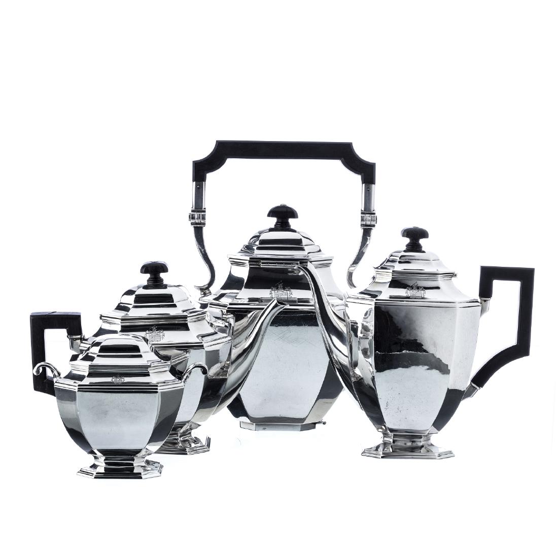 Coffee and tea silver set in french silver: French silver, 950 Minerva assay marking, eigth-sidded with plain decoration, incised coat of arms, wood handles. Small faults, defects, missing heater stand. Apprx.weight:2819g. Dim.:15cm to 27cm.