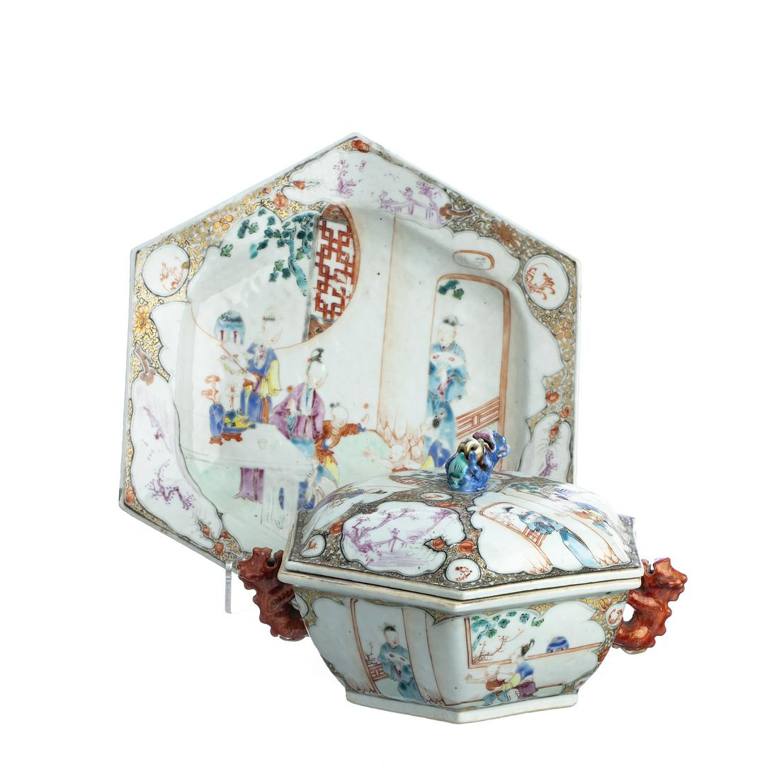 Hexagonal Chinese Porcelain Mandarin Tureen, Qianlong: China, 18th century, Qianlong period, polychrome decoration in famille rose and gold enamels in the mandarin pattern, pommel and handles in the shape of foo dogs. Signs of use. Dim .: 23 and 28cm.