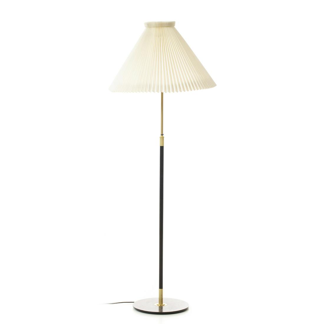 AAGE PETERSEN (XX) - Floor lamp: Denmark, c.1960, manufactured by Le Klint, in gold and black lacquered metal, pleated lampshades. Electrified Dim .: 155cm.