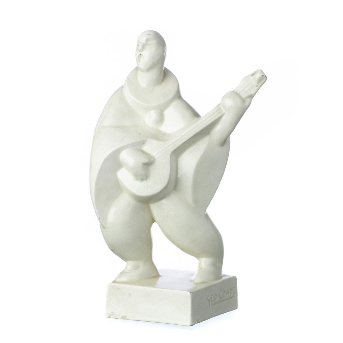 GeO CONDe (1891-1980) - Art deco faience sculpture: French faience sculpture of Saint Clement, c.1940. Signature, marked on the base. Minimal flaws, hair line. Dim .: 34cm.