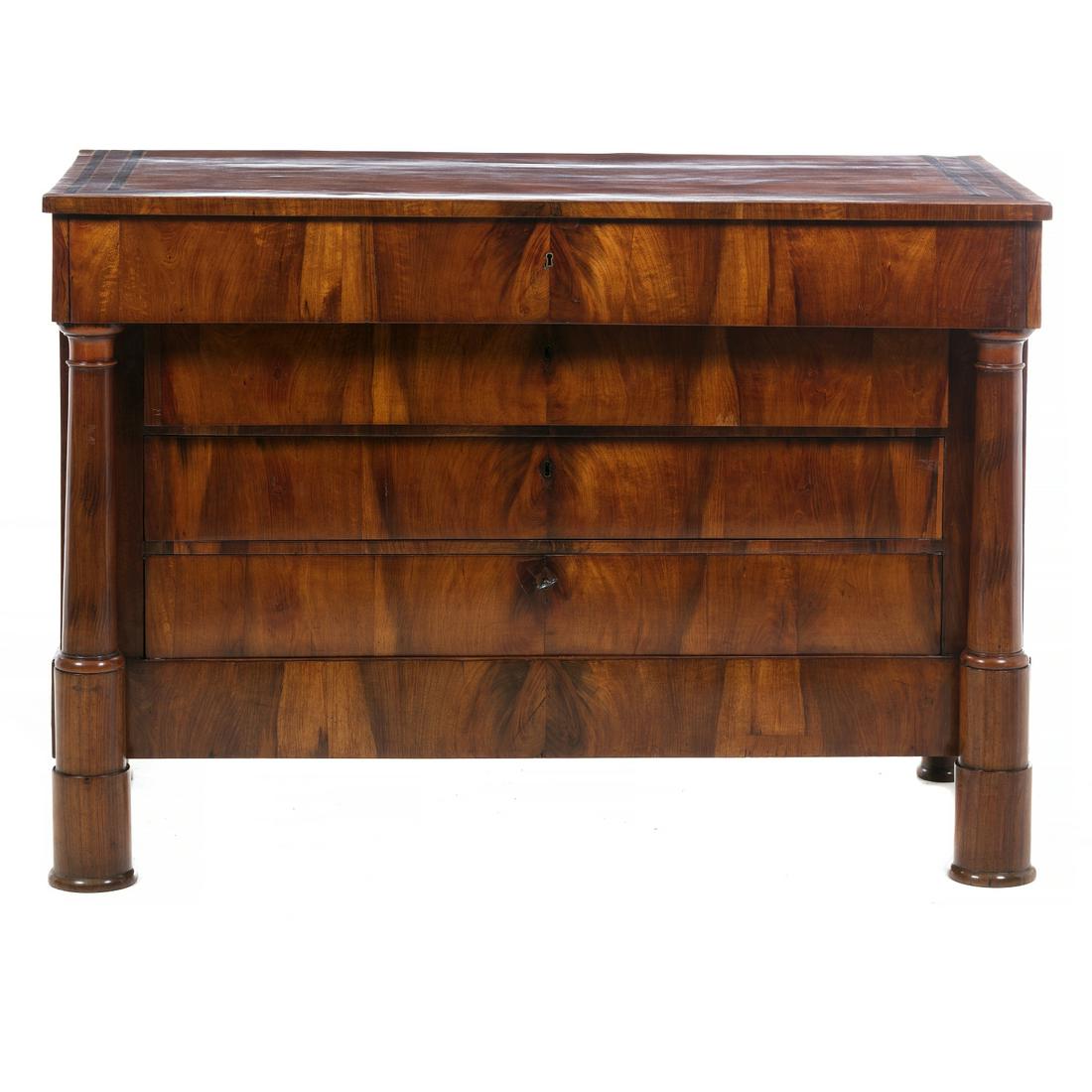 Commode Biedermeier: Biedermeier, 19th century, mahogany wood, marquetry in kingwood and cetin wood, columns, with four drawers. Signs of use. Dim .: 93x62,5x129cm.