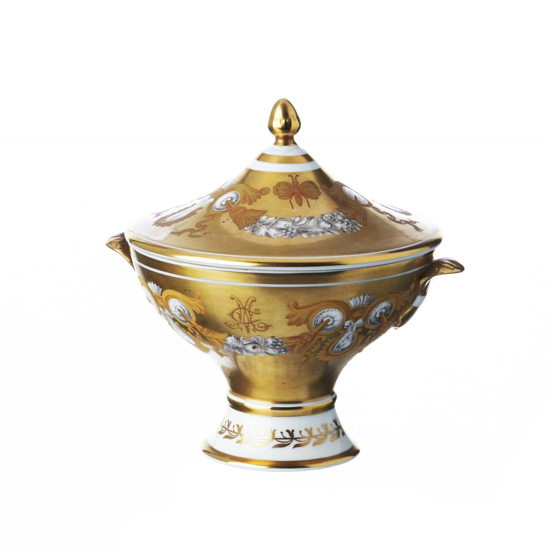 Vista Alegre porcelain box with lid: Relevant molded porcelain of Vista Alegre, flower decoration and gold of floral motifs under gold background, with two monograms, hand painting. Mark 1968-1971. Dim: 16.5cm.