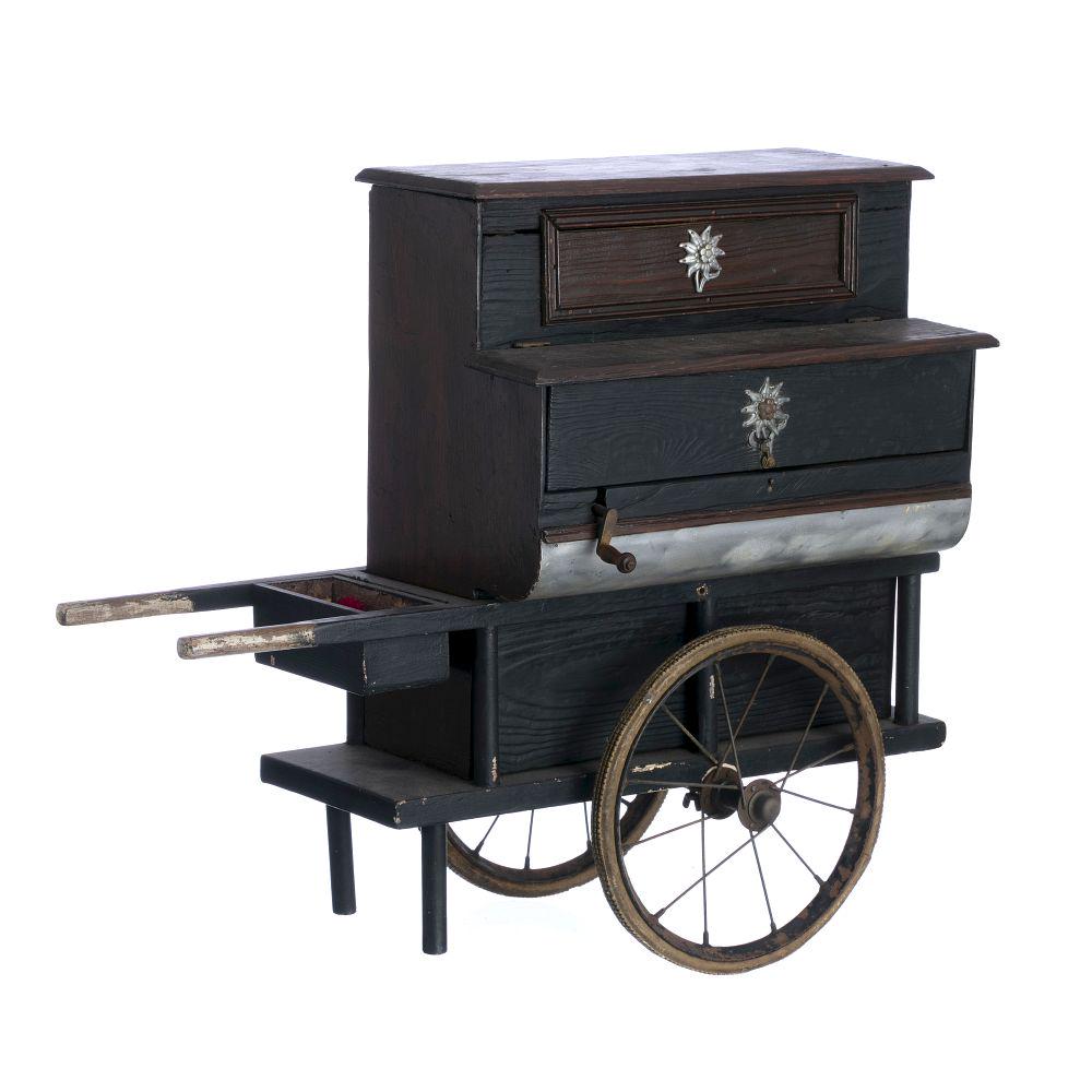 Barrel organ: Wooden cart with musical mechanism. Signs of use. Dim .: 54cm.