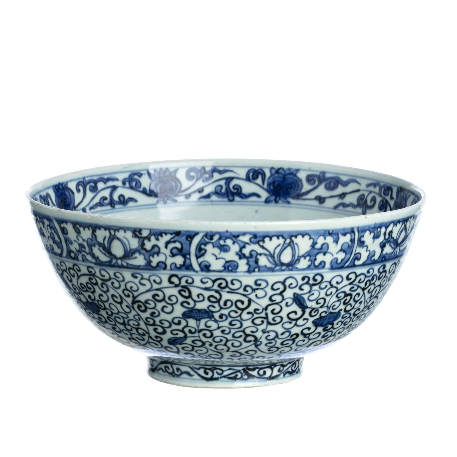 Chinese porcelain punch bowl, Ming: China, Ming Dynasty, Wanli's reign (1563-1620), blue decoration, with vegetableist windings, interior reserve with qilin, mark on the back. Small restoration on the rim. Dim .: 28 cm.