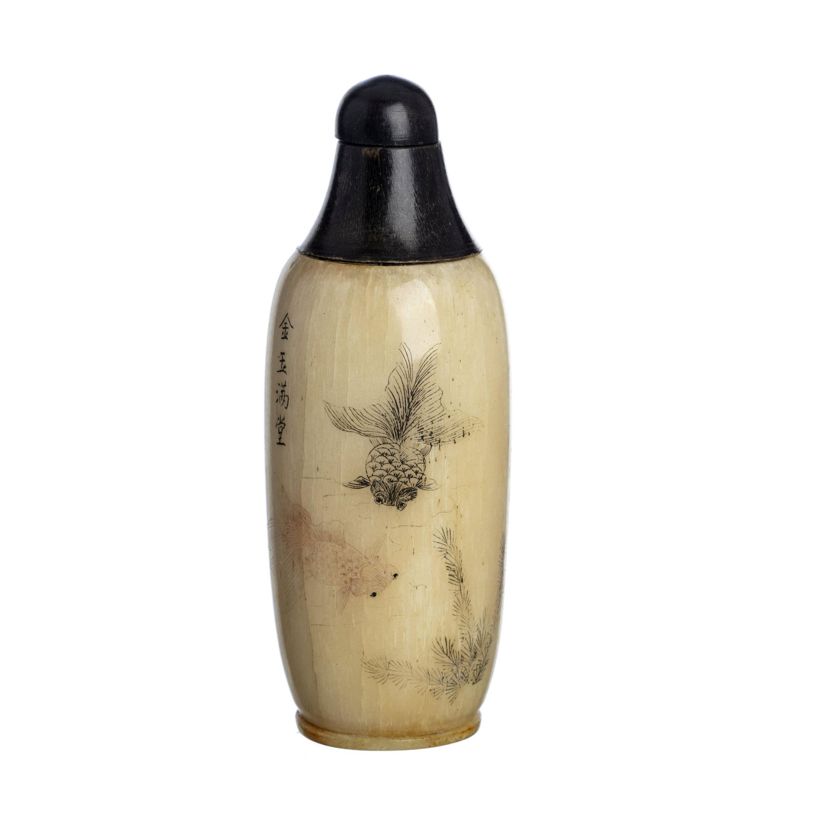 Japanese koi carp snuff bottle: Japan, Meiji, bovine horn decorated with koi carps and calligraphy. Signs of use. Dim.:8,6cm.