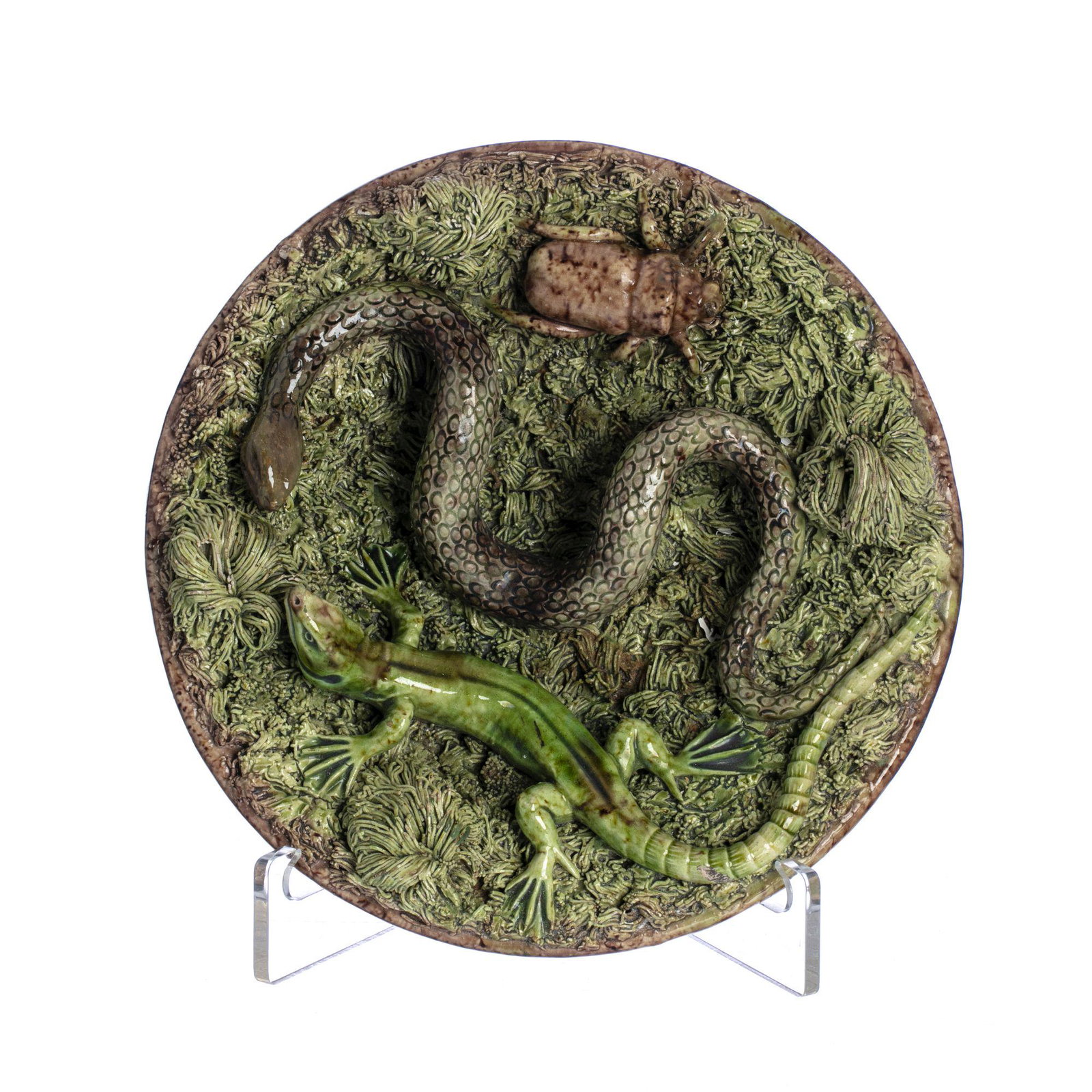 Portuguese Palissy ware moss wall plate: Faience of Caldas da Rainha, made by Manuel Mafra, 19th century, representing lizard, scarab and snake among moss. Minimal restoration on the snake. Marked. Dim .: 18.5 cm.