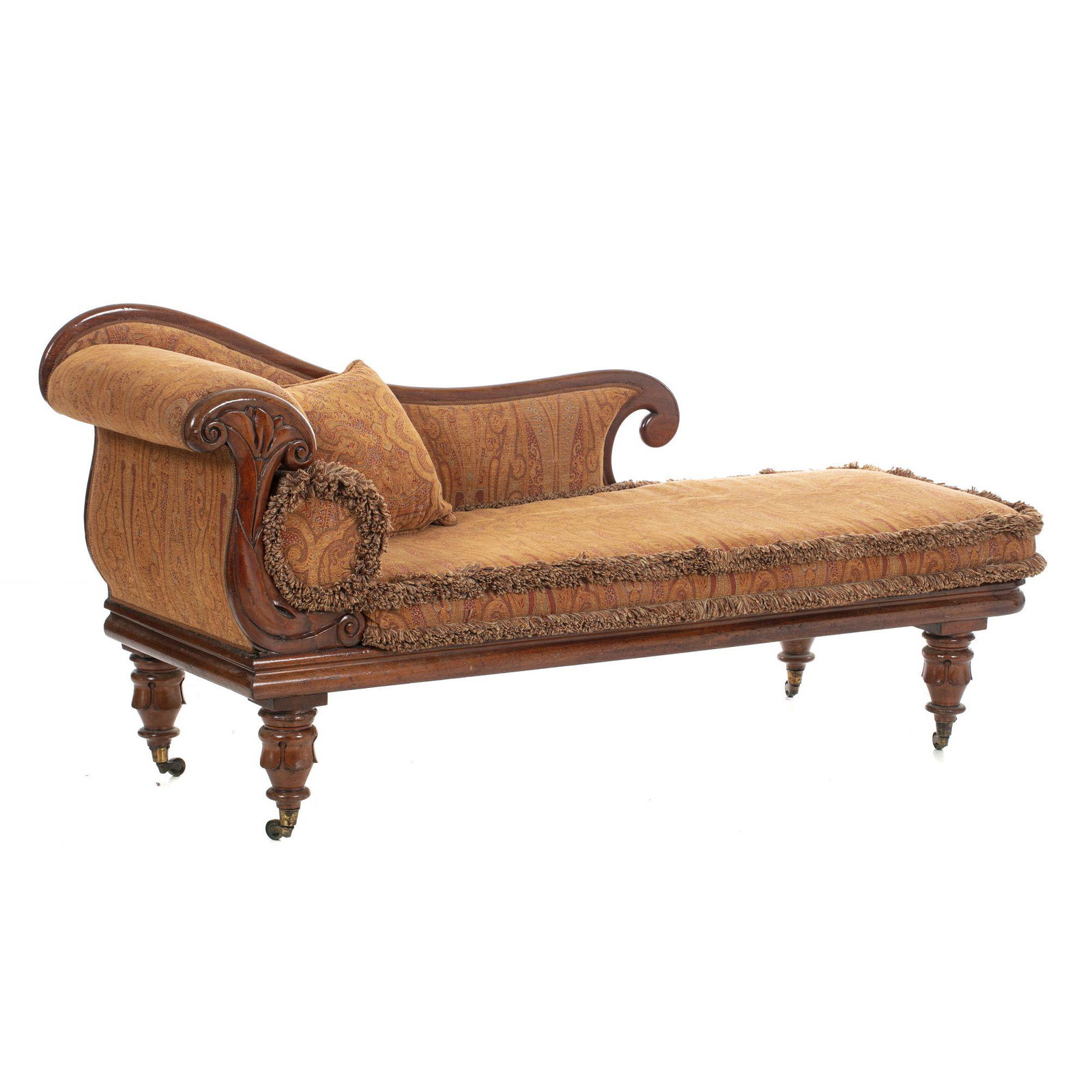 Chaise longue: English, 19th century, walnut carved with plant motifs, upholstered in fabric, feet with casters. Signs of use. Dim .: 78x173x60 cm.