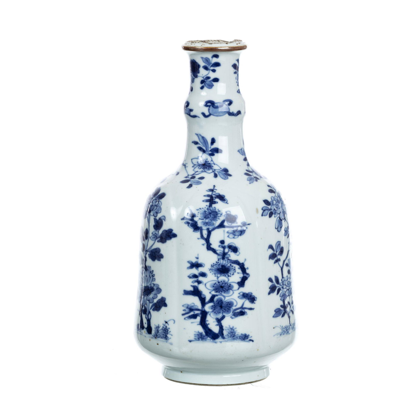 Porcelain bottle from China, Kangxi: China, Kangxi, blue and white flower decoration and auspicious symbols. Leaf mark on the base. Minor flaws at the neck of the neck. Dim.:21,5cm.