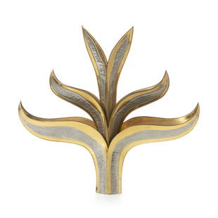 ISABELLE & RICHARD FAURE, c.1970 - Wall sconce 'leaves': Belgium, c.1970, wall sconce in hammered brass and silver finish. Fitted for electricity. Dim.: 60cm