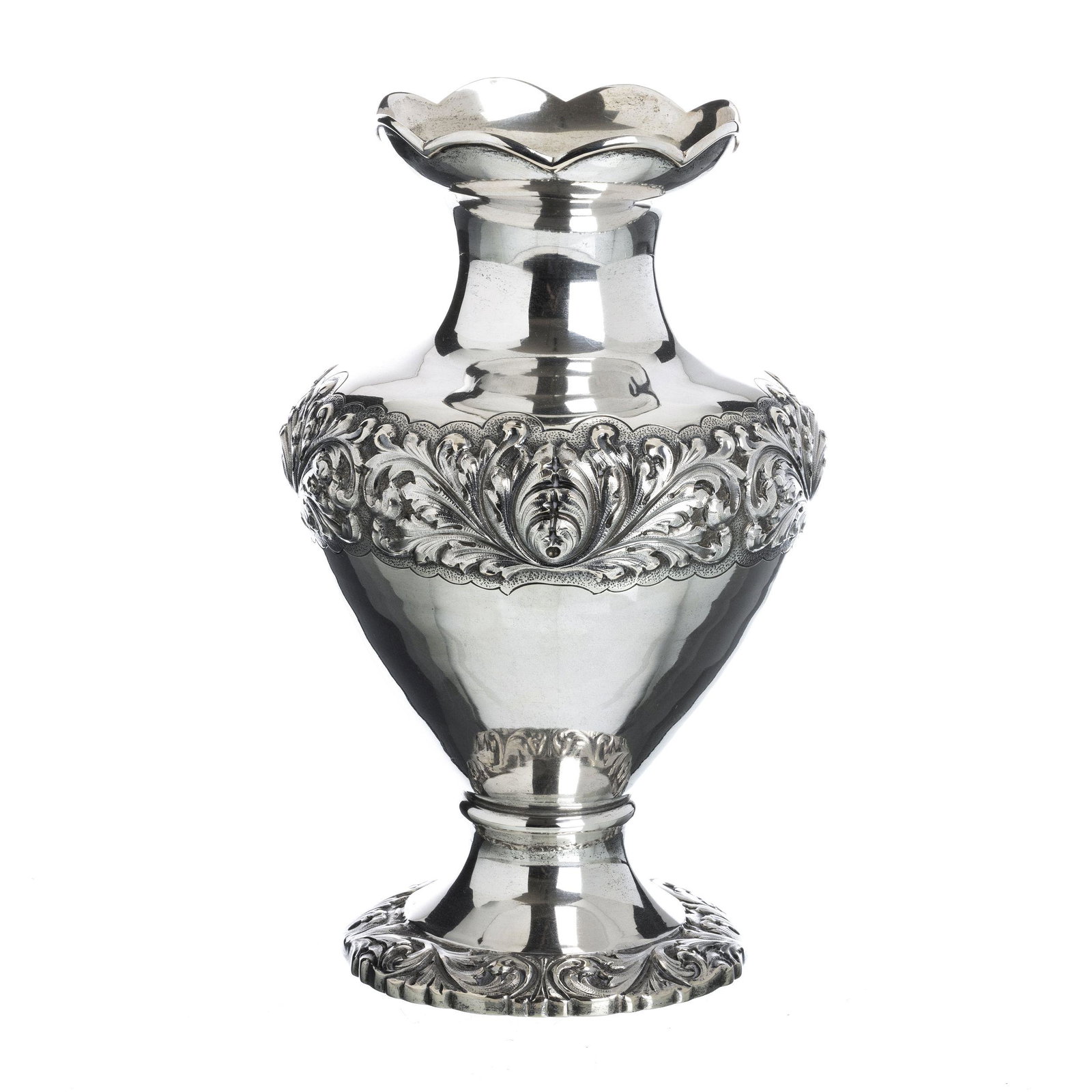 Chased floral silver vase: Portuguese silver, an 833 eagle assay marking (1938-1984), embossed decoration with plant motifs, scalloped edge. Signs of wear. Approx weight:648g. Dim.:26cm.