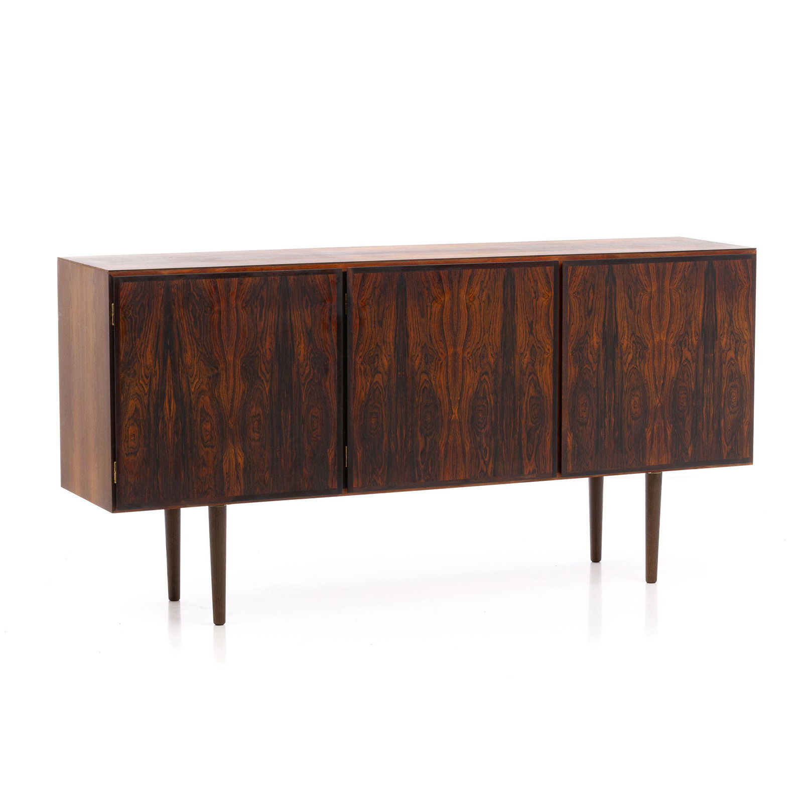 OMANN JUN (Attrib.) - Sideboard: Denmark, c.1960, in rosewood and other woods, with three doors, interior with shelves and two drawers. Dim.: 89.5x179x43.5 cm