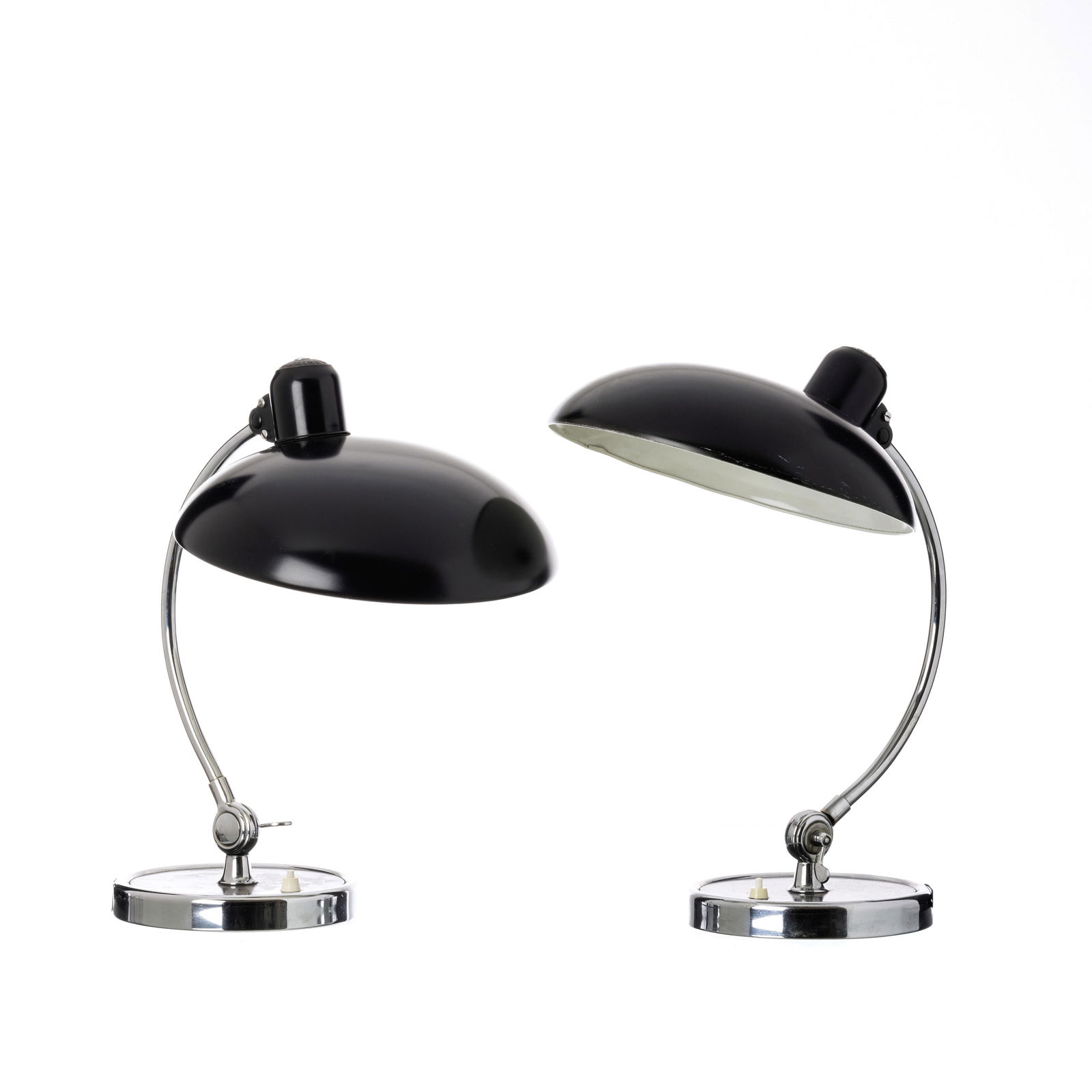 CHRISTIAN DELL / KAISER IDELL - 6631 Table lamp: Germany, Bauhaus, c.1930, table lamp, in chromed metal, with circular base, black & white lacquered shade, model 6631, design by Christian Dell, manufactured by Kaiser Idell. Dim.:44cm.