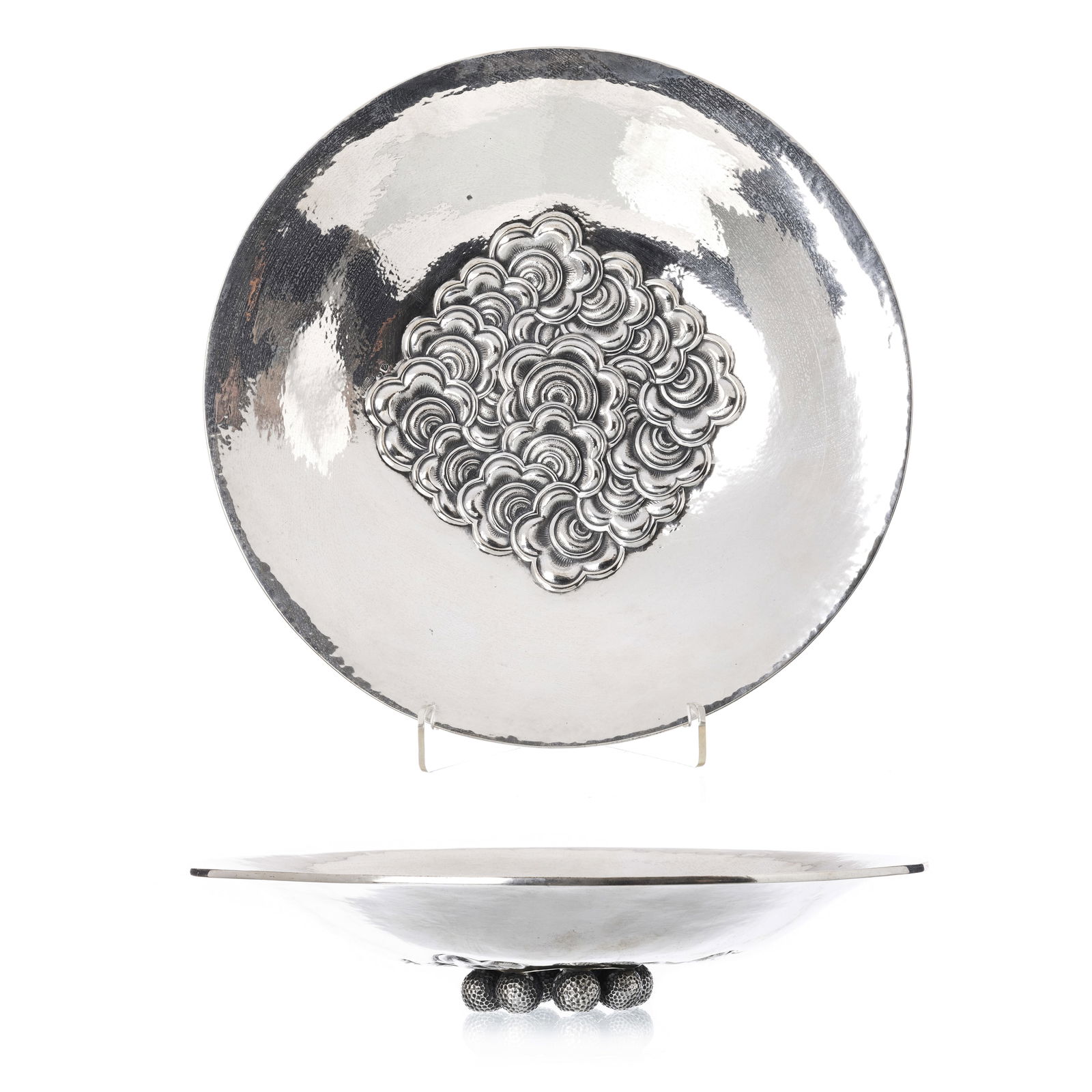 DAVID FERREIRA, PORTO - Art deco silver bowl: Portuguese silver, boar II hallmark (1887-1937), mark by DAVID FERREIRA, based on three spherical feet, smooth hammered decoration with decoration in the center of stylized marigolds. Weight. 596.80g.