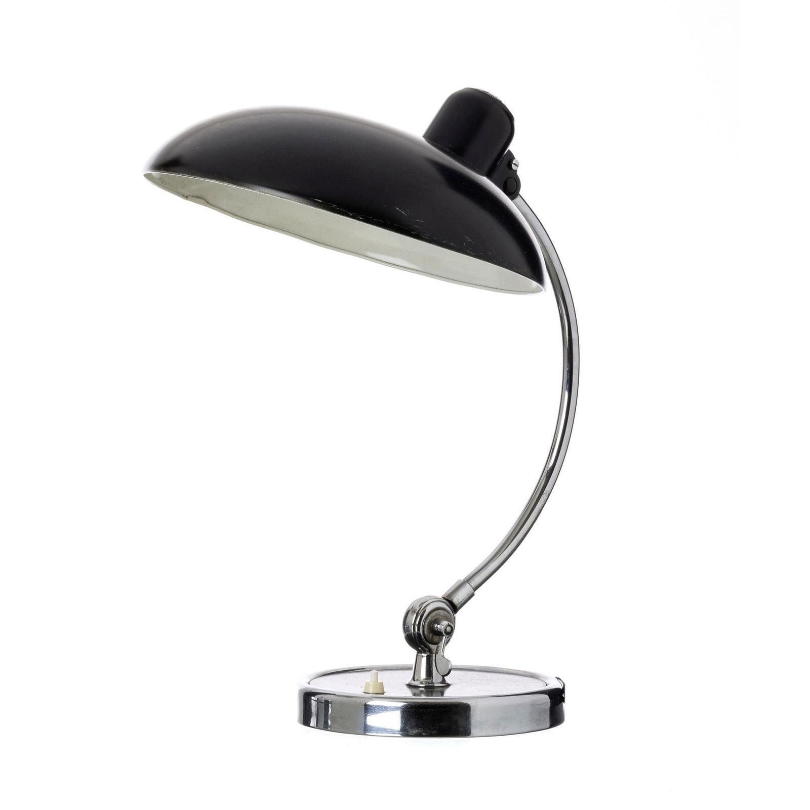 CHRISTIAN DELL / KAISER IDELL - Table lamp 6631: Germany, Bauhaus, c.1930, table lamp, in chromed metal, with circular base, black and white lacquered diffuser inside, model 6631, design by Christian Dell, manufactured by Kaiser Idell. Usage signs.