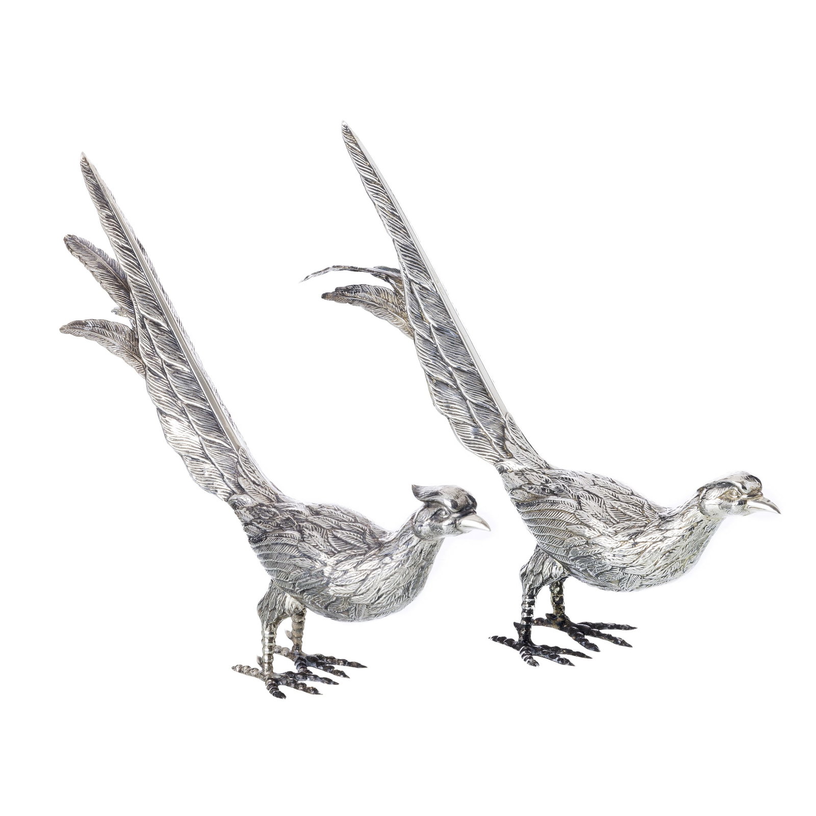 Pair of pheasants in Spanish silver: Spanish 915 silver, pentagram hallmark, 20thC, relief decoration depicting pheasants. Signs of use. Approx. Weight: 220gr. Dim.:27,5cm.