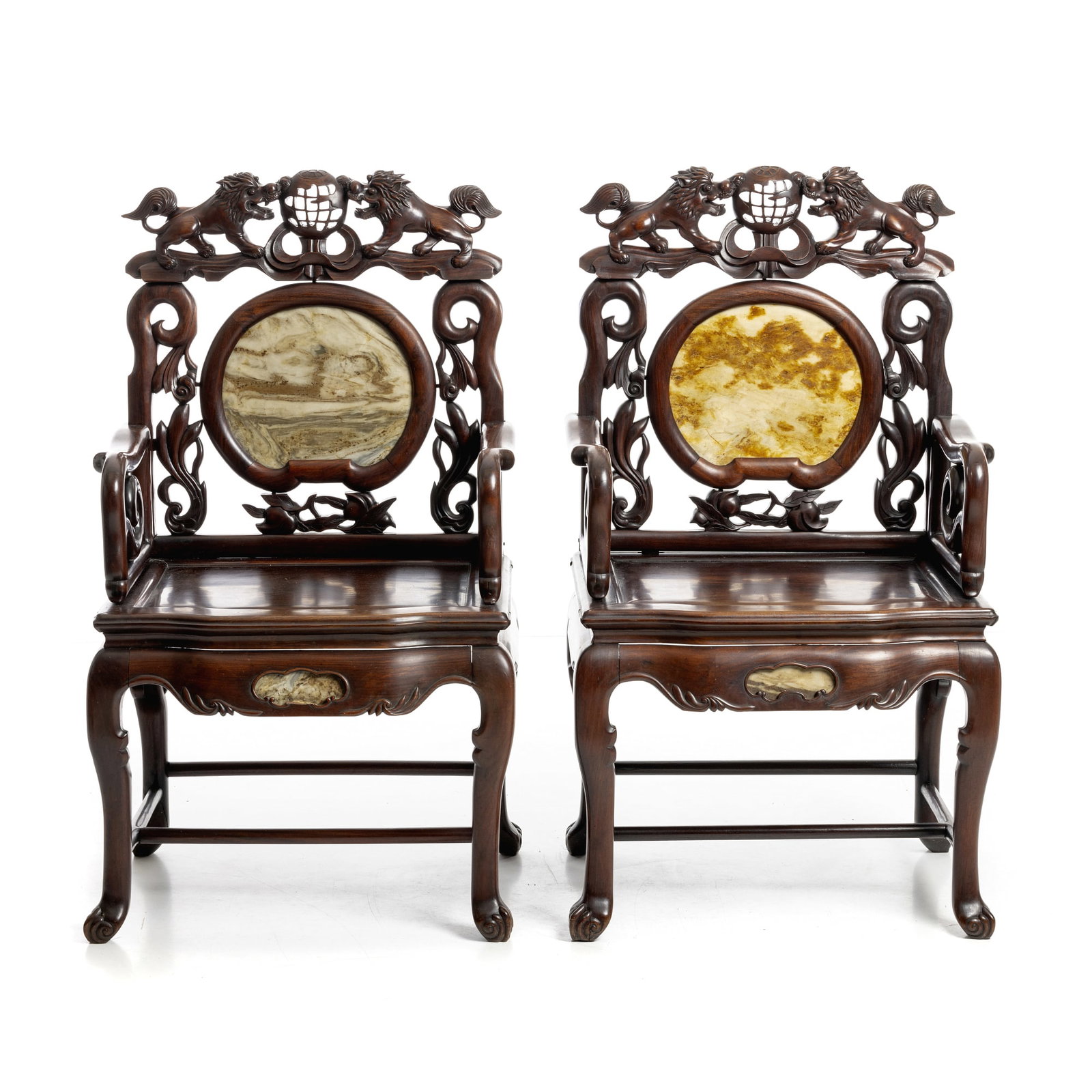 Pair of hongmu and marble armchairs: China, Minguo, in carved and hollowed hongmu , backrest with marbleand topped by two foo dogs and a ball in the centre. Signs of wear, minor faults. Dim.: 113x64.5x49cm. From the Pedro Guimaraes Colle