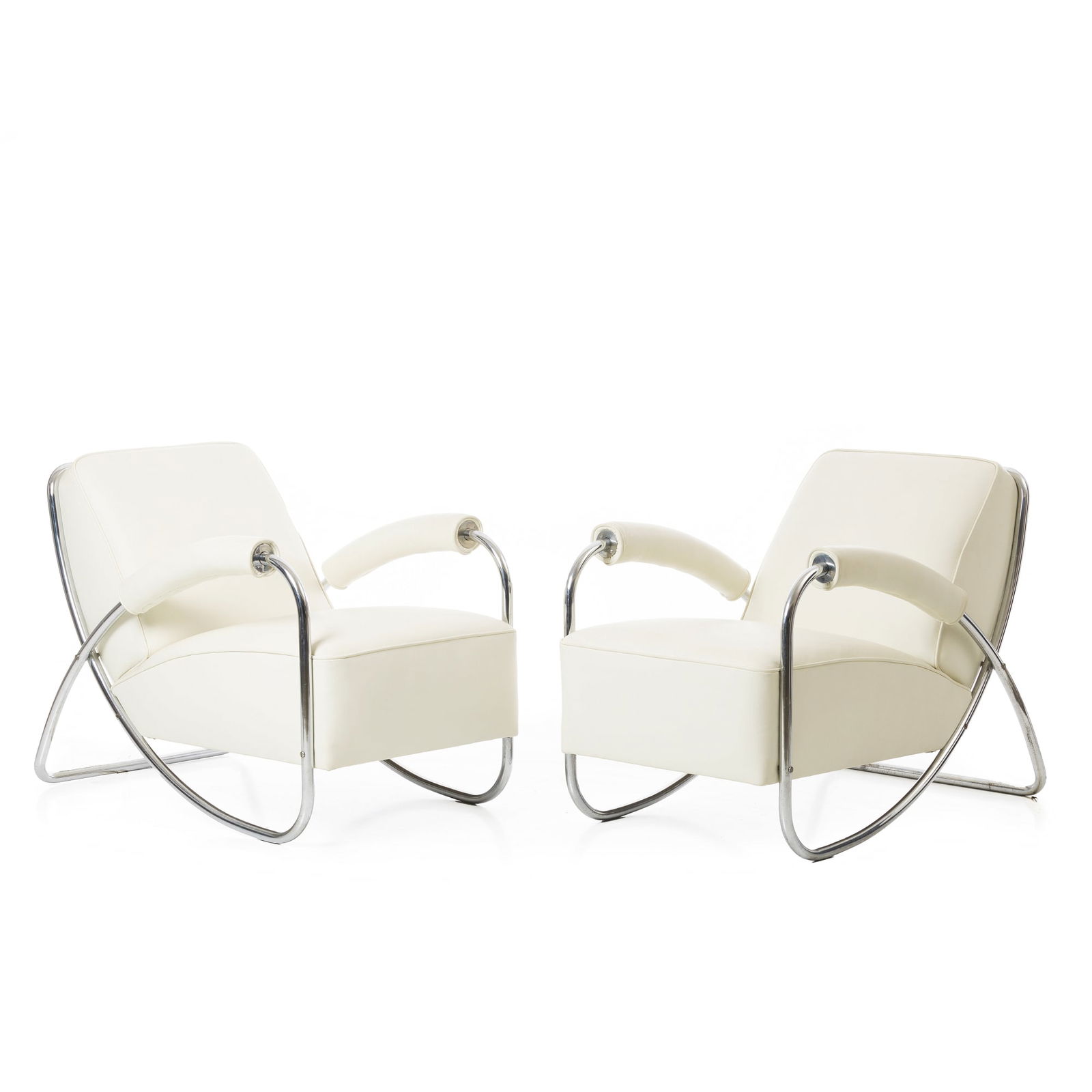 ANTON LORENZ (1891-1964) - Pair of Cantilevered Armchairs 'KS-45': Germany, c.1930, manufactured by Thonet, chromed tubular steel structure, upholstered in leather. Signs of use, minimal marks on the steel. Dim.:76x68x98cm.