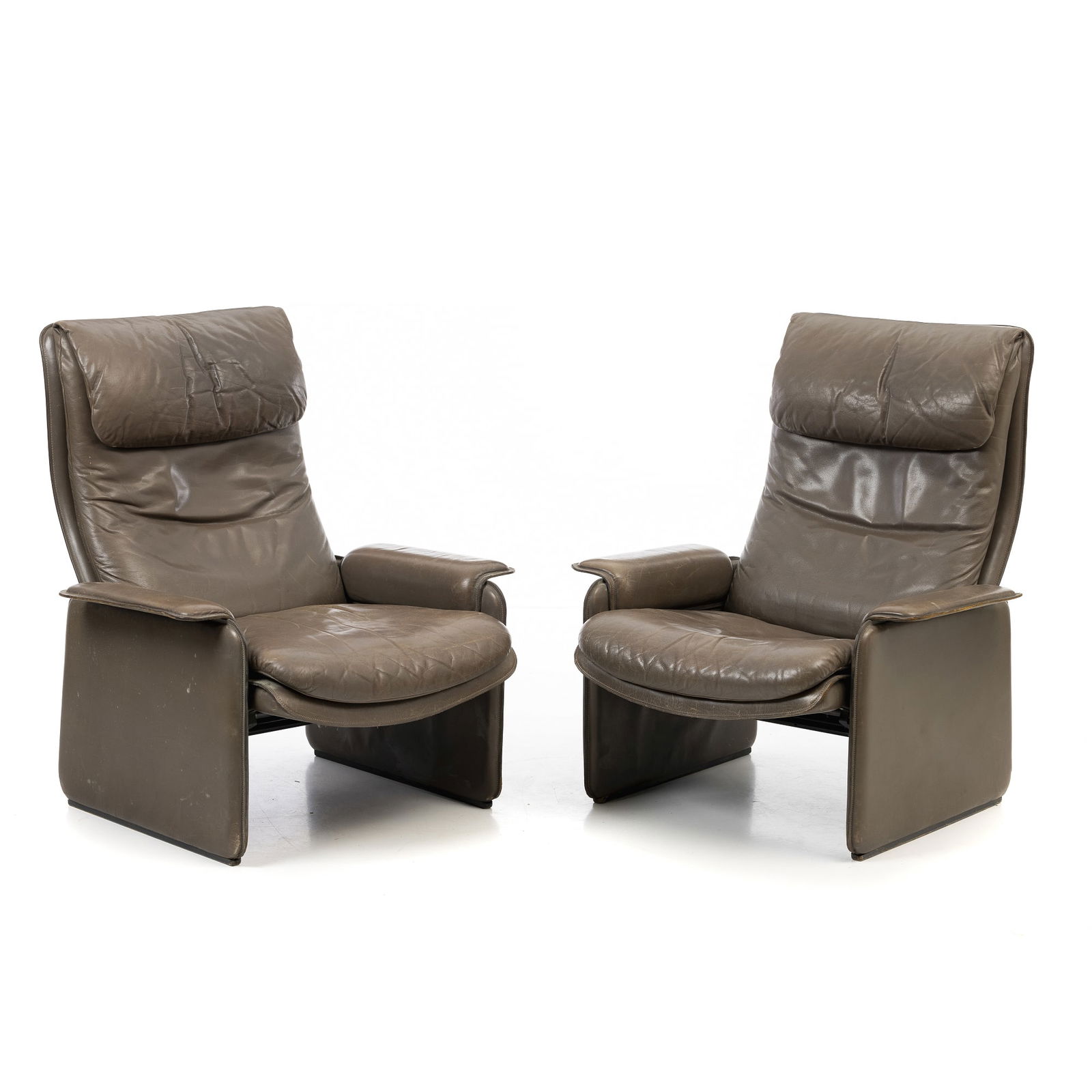 DE SEDE - Pair of leather recliners: Switzerland, c. 1970, pair of taupe leather recliners, made by De Sede. Marked on the upholstery. Signs of use. Dim.: from 99x85x75cm to 99x85x75cm.